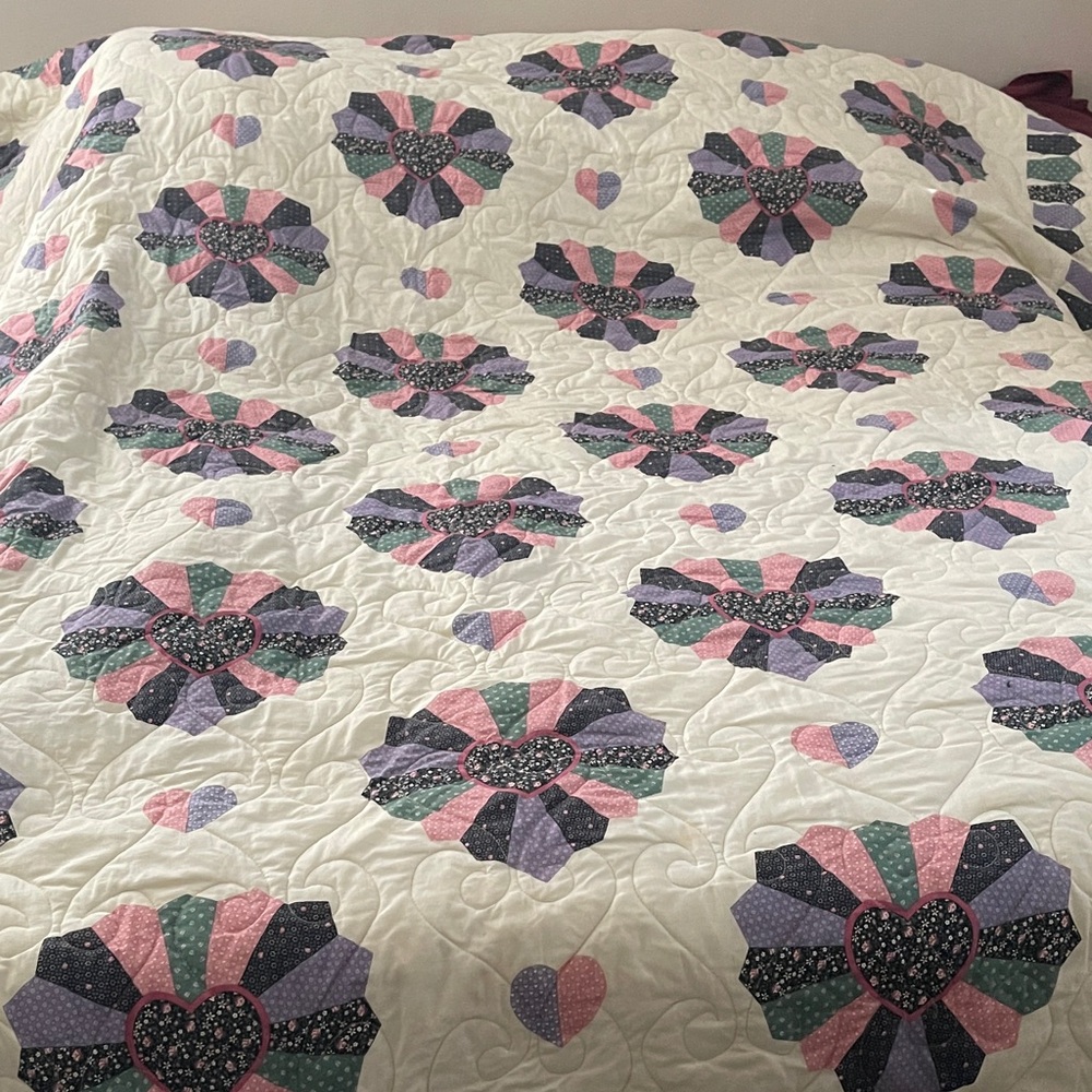 Beautiful heart accents comfortor queen size reversible